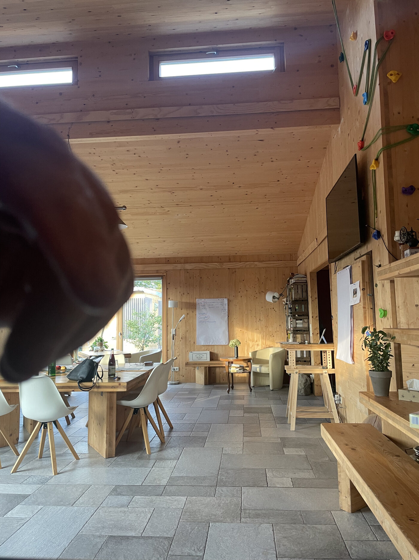 Hauptraum mit Holzdecke, Galerie und Steinboden