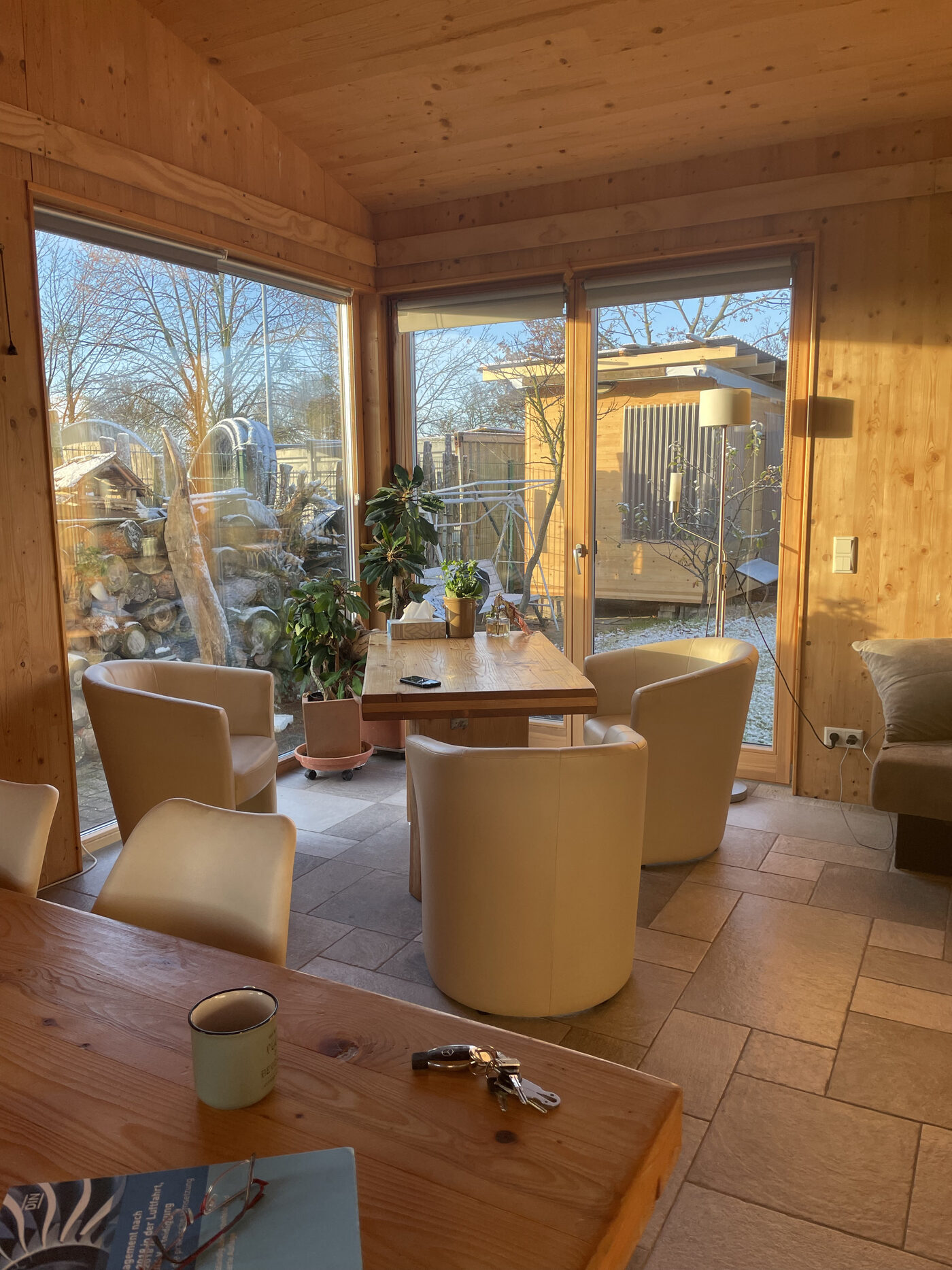 Sitzgruppe im Hauptraum mit Blick in den winterlichen Garten