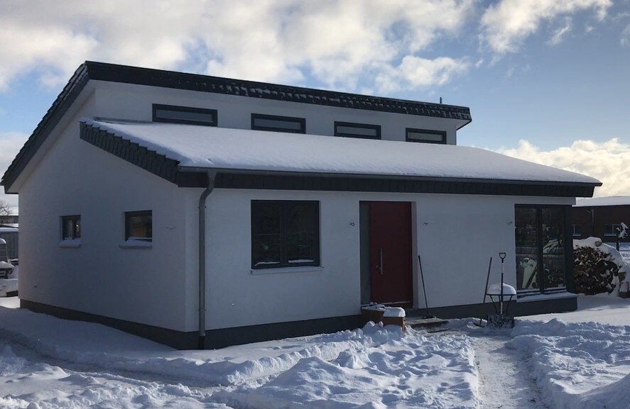 Außenansicht des Bürogebäudes im Winter mit Schneedecke